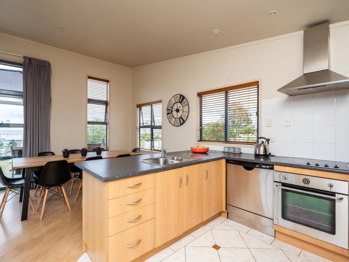Oceans 8 - Mangawhai Heads Holiday Home Bagian luar foto